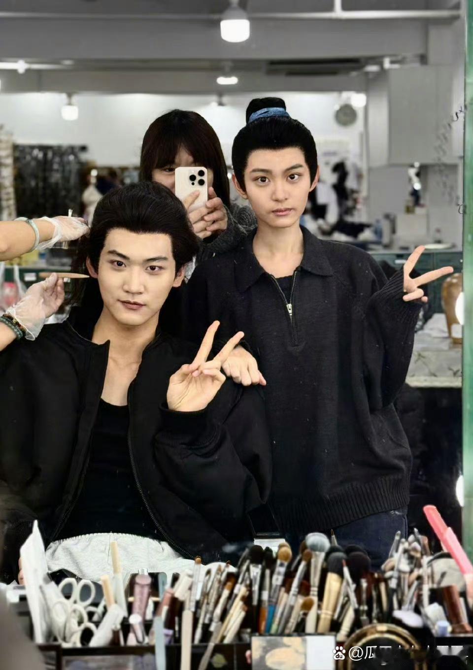 于正发的赵晴男装于正发的《金吾不禁》生图：周柯宇、赵晴、夏之光、牛骏峰、陈添祥，