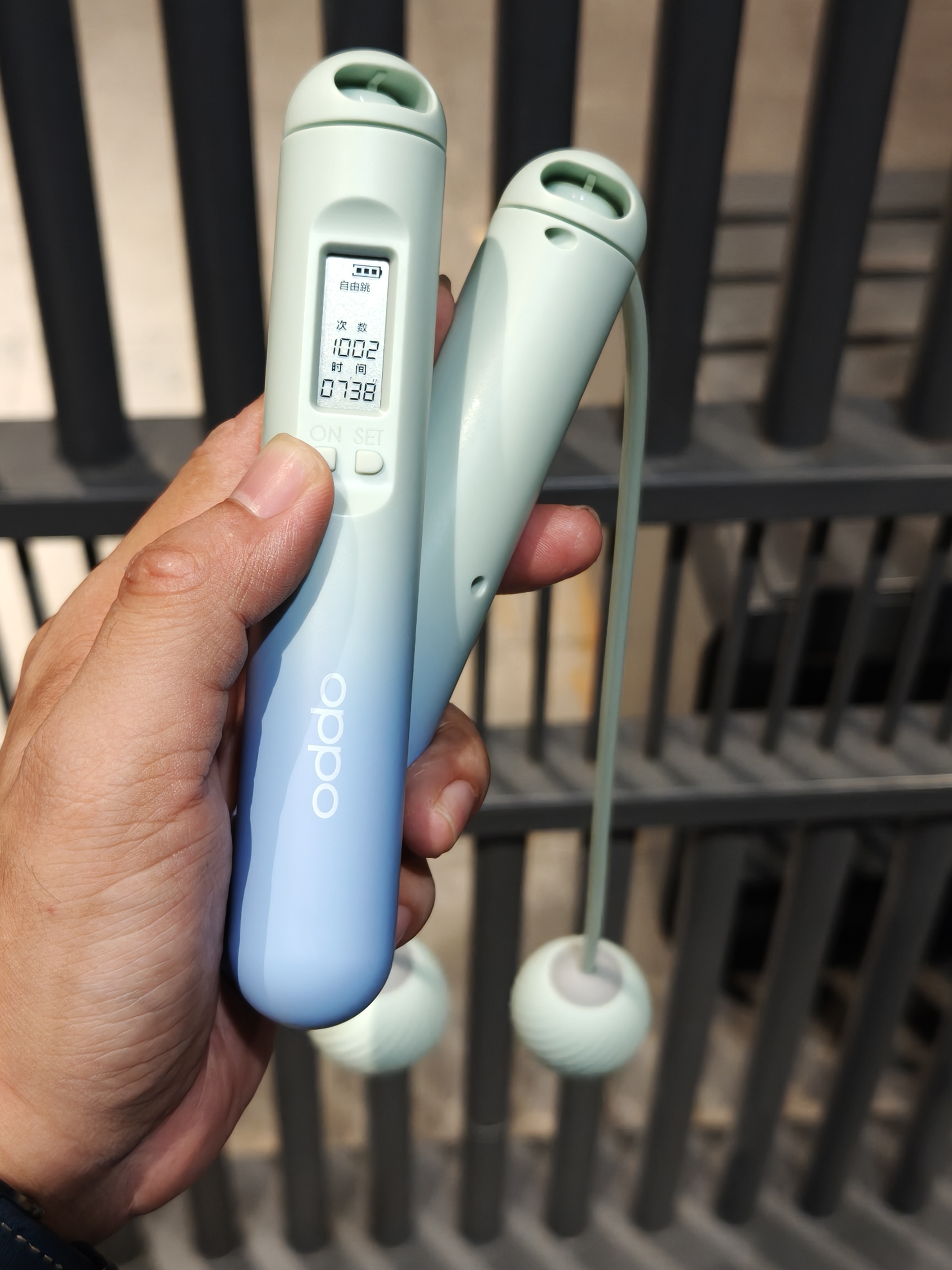 开始用OPPO这个无绳跳绳，没有实体跳绳绊脚，有时候会想这是真的在跳绳吗，不过还