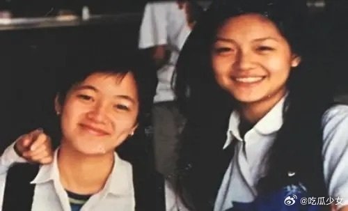 阿雅看大S毕业照忍不住落泪大S走了快一年了，阿雅说还是会梦见她，醒来第一反应是想