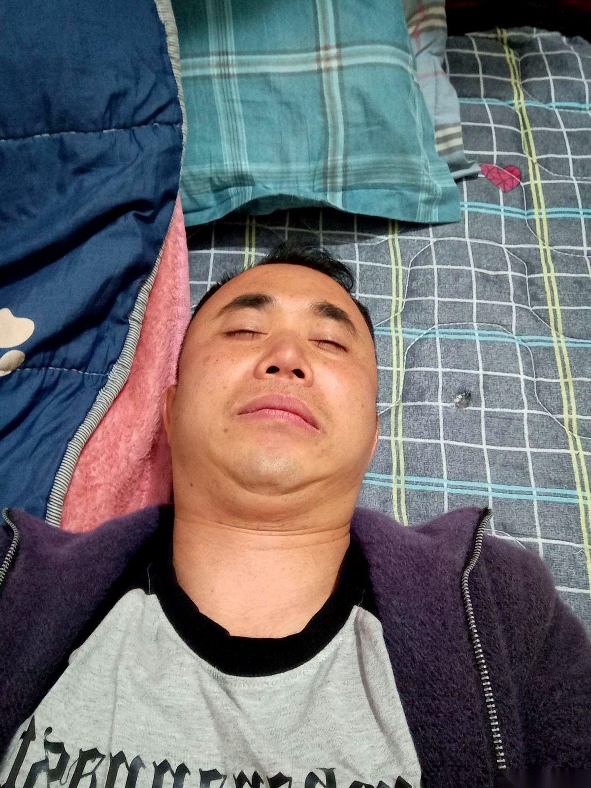 手机屏幕亮了一下，又暗下去。银行余额那几个数字，像钉子一样戳在那。
我攥着手机，