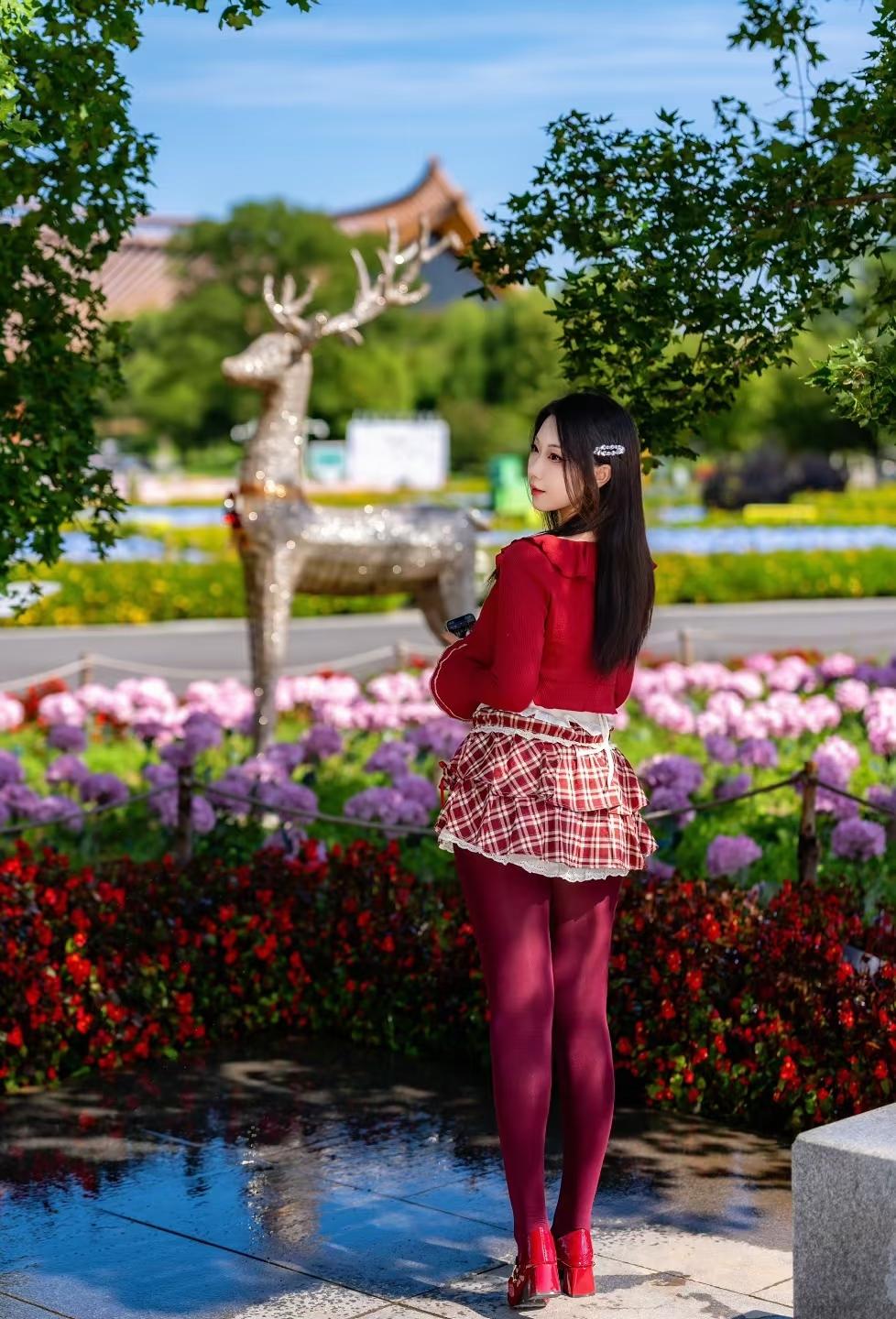 红衣胜火，岁月生香。
 
在这个充满仪式感的春节，选择用一身红，拥抱丙午马年的所