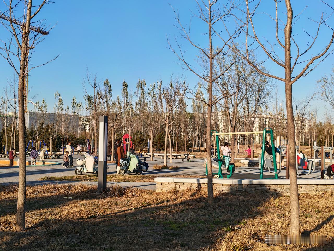 北京到冬天温度是低一点，但是，在阳光明媚的天气，微风的情况下，室外也是相当暖和，