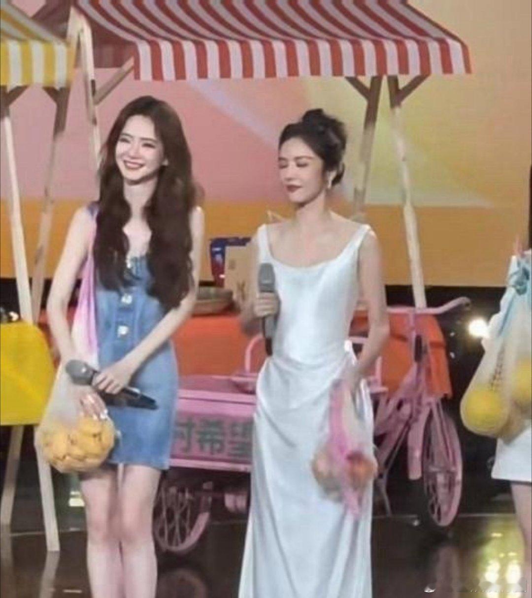 我的天呐[哇][哇]这张同框戚薇的骨相优势拉满了[抱一抱] ​​​