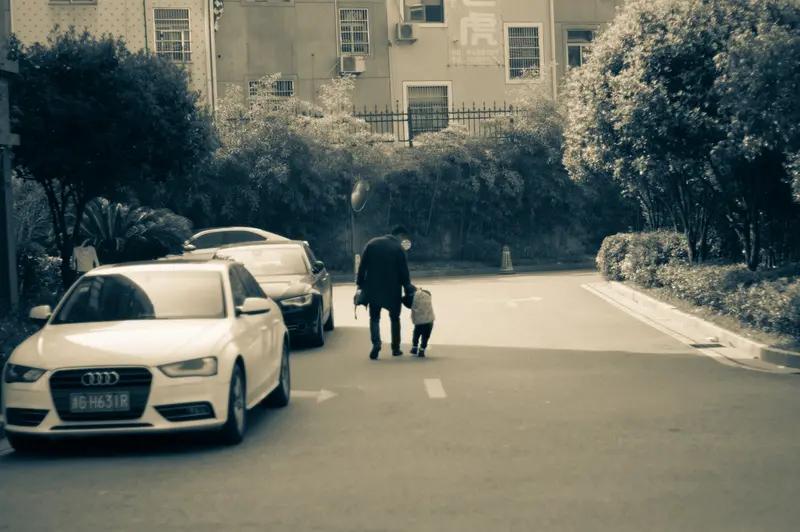 人老了，真得悠着点，别总爱管闲事。有些老人退休之后，事事操心，日子过得一团糟。就