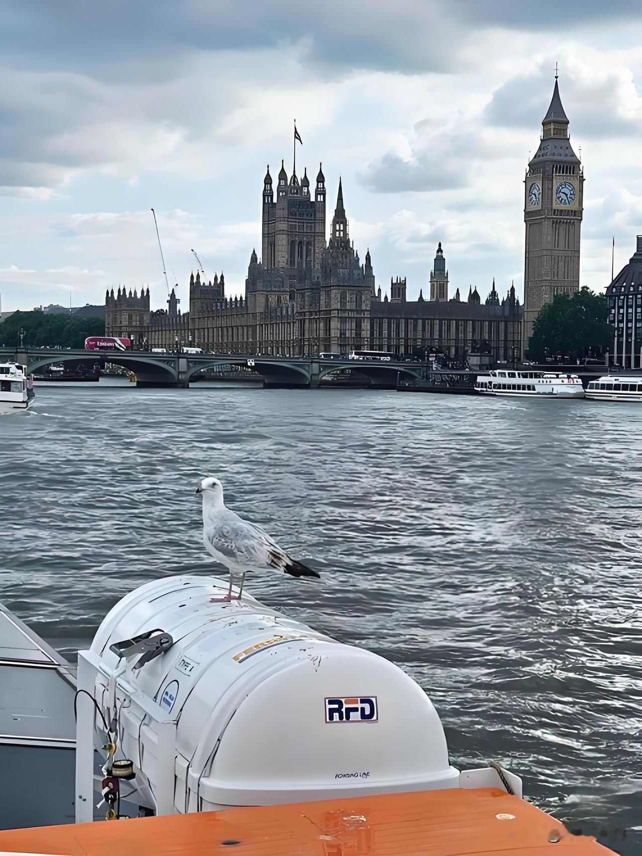 英国唐宁街10号迎来新主人，伯纳姆面临三重困局!
斯塔默默默的走了，新首相伯纳姆