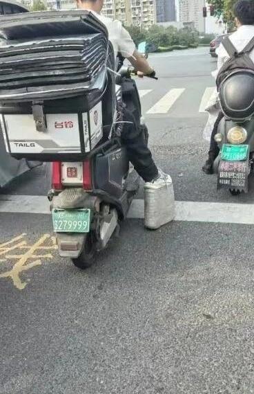 去医院拍片子，骨科大夫盯着X光片沉默了三秒，抬头问："怎么摔的？"
我同事老张，
