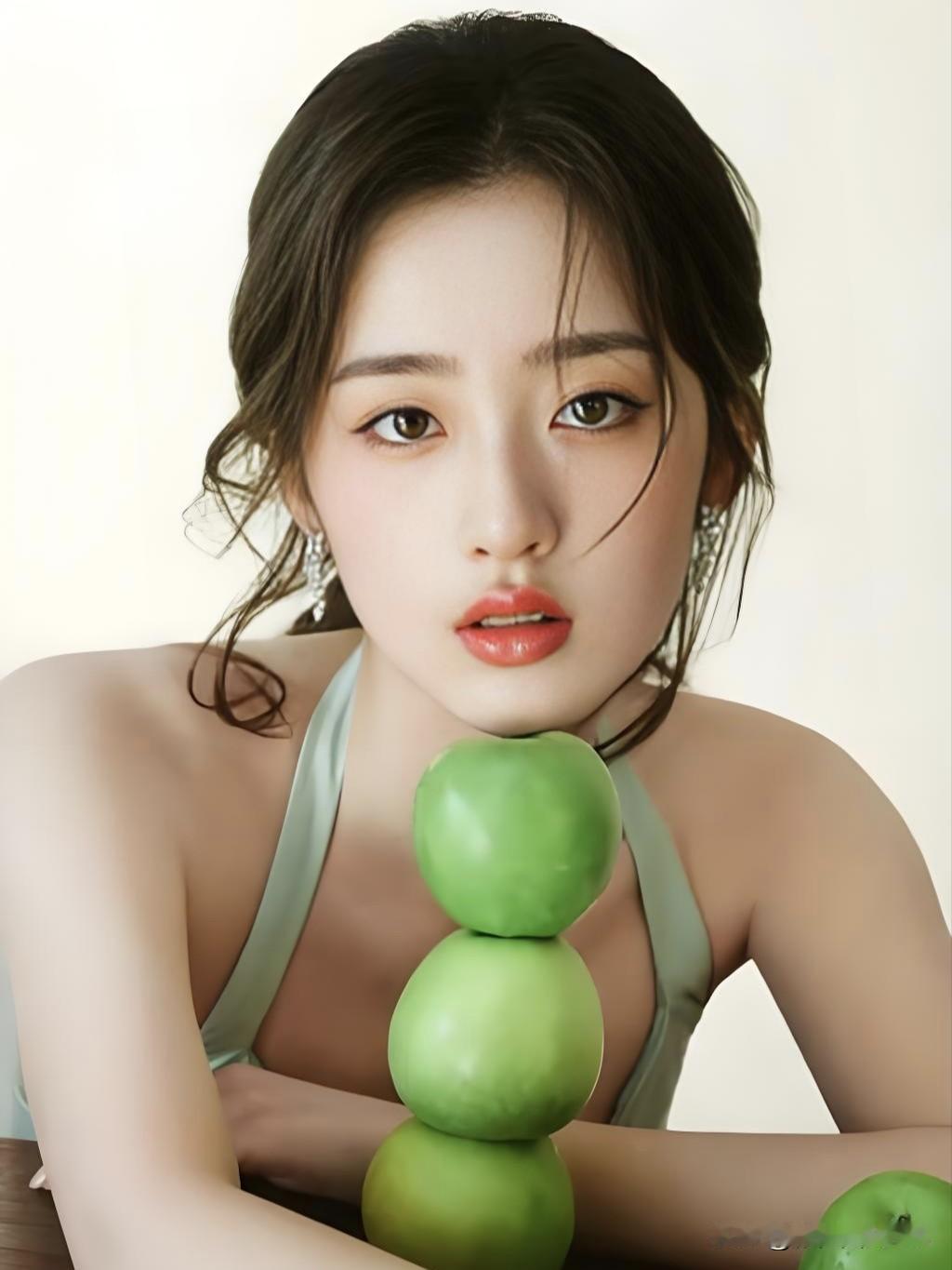 邓恩熙，眼眸清澈如星，笑靥明媚似春。05后小花，悬疑古偶游刃有余，灵动演技诠释百