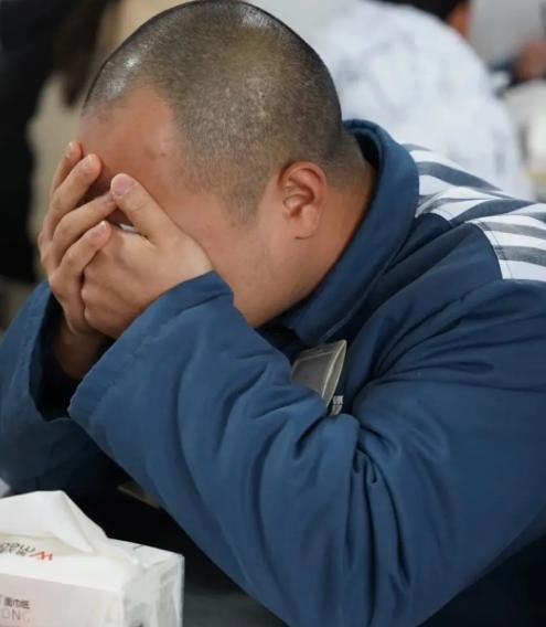 无期徒刑的尽头，不是死亡，是衰老。当犯人老得走不动、吃不了、起不来，监狱怎么办？