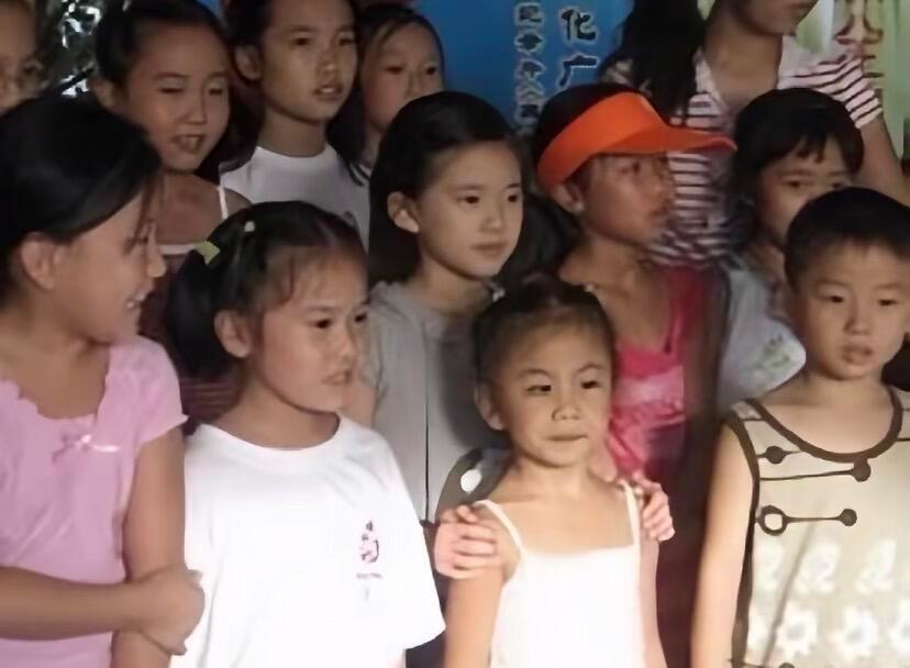 “经常请吃冰淇淋的姐姐成了闪闪发光的大明星”图3完全许妍年幼体 赵露思从小美到大