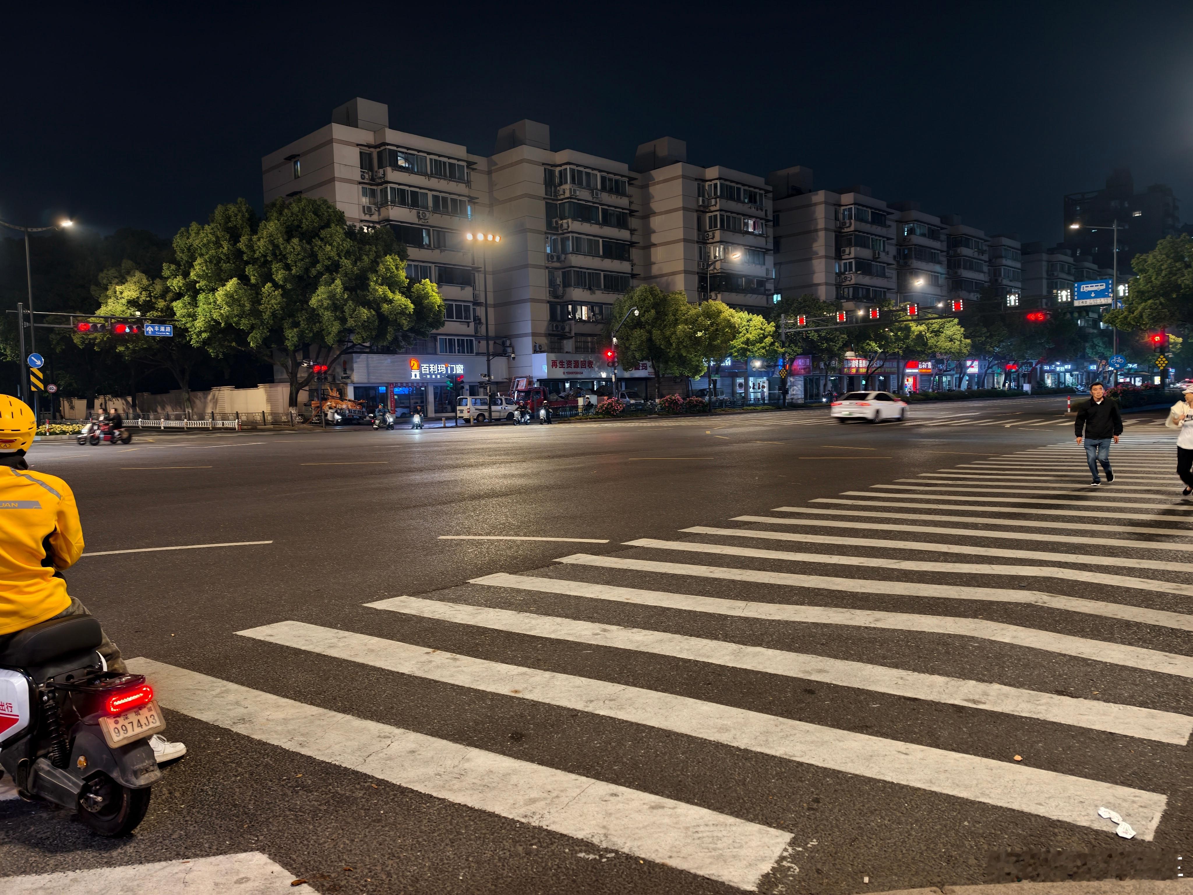我好久没这样一个人走走路了什么都不用想脑子真轻松如果你们在一个高压的环境下待久了