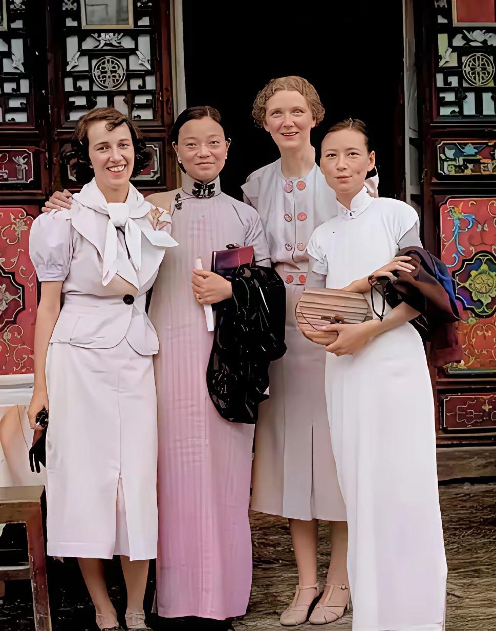 这是34岁的林徽因和几位好友的真实合影，都看看吧，这可不是演员扮演的。

这是拍