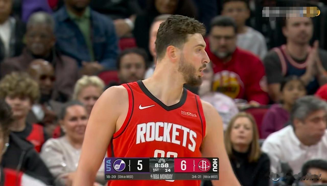 火箭超级中锋申京终于不浪投了！在今天火箭主场迎战爵士的比赛中，目前双方半场战罢，