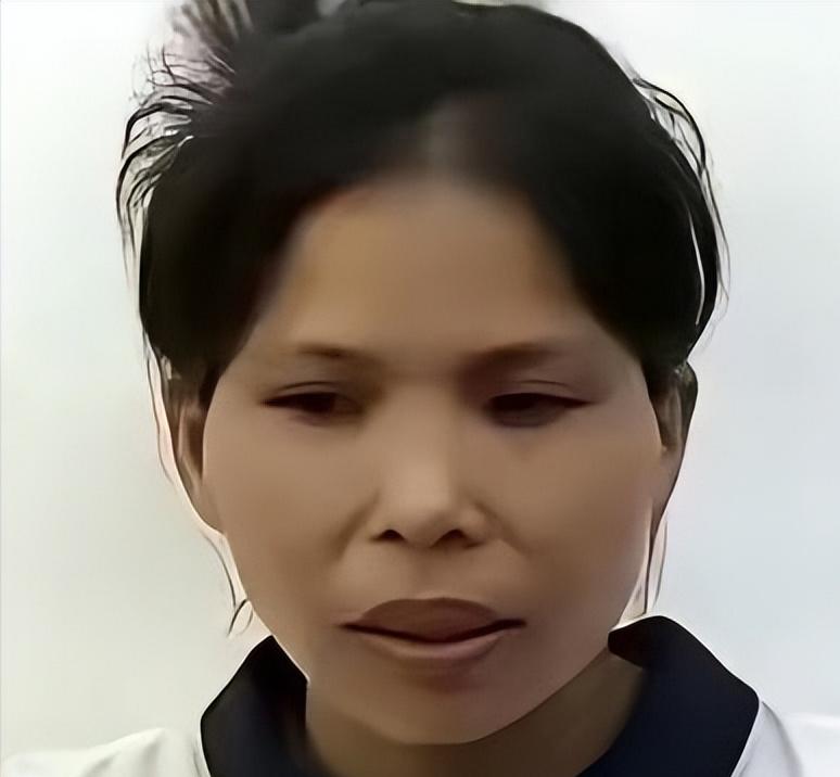 她高考考出692分，被中国人民大学录取。因当年取消分配工作，她只能自己找工作，笔
