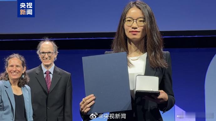 丙火女王虹未参加北大本科毕业合照