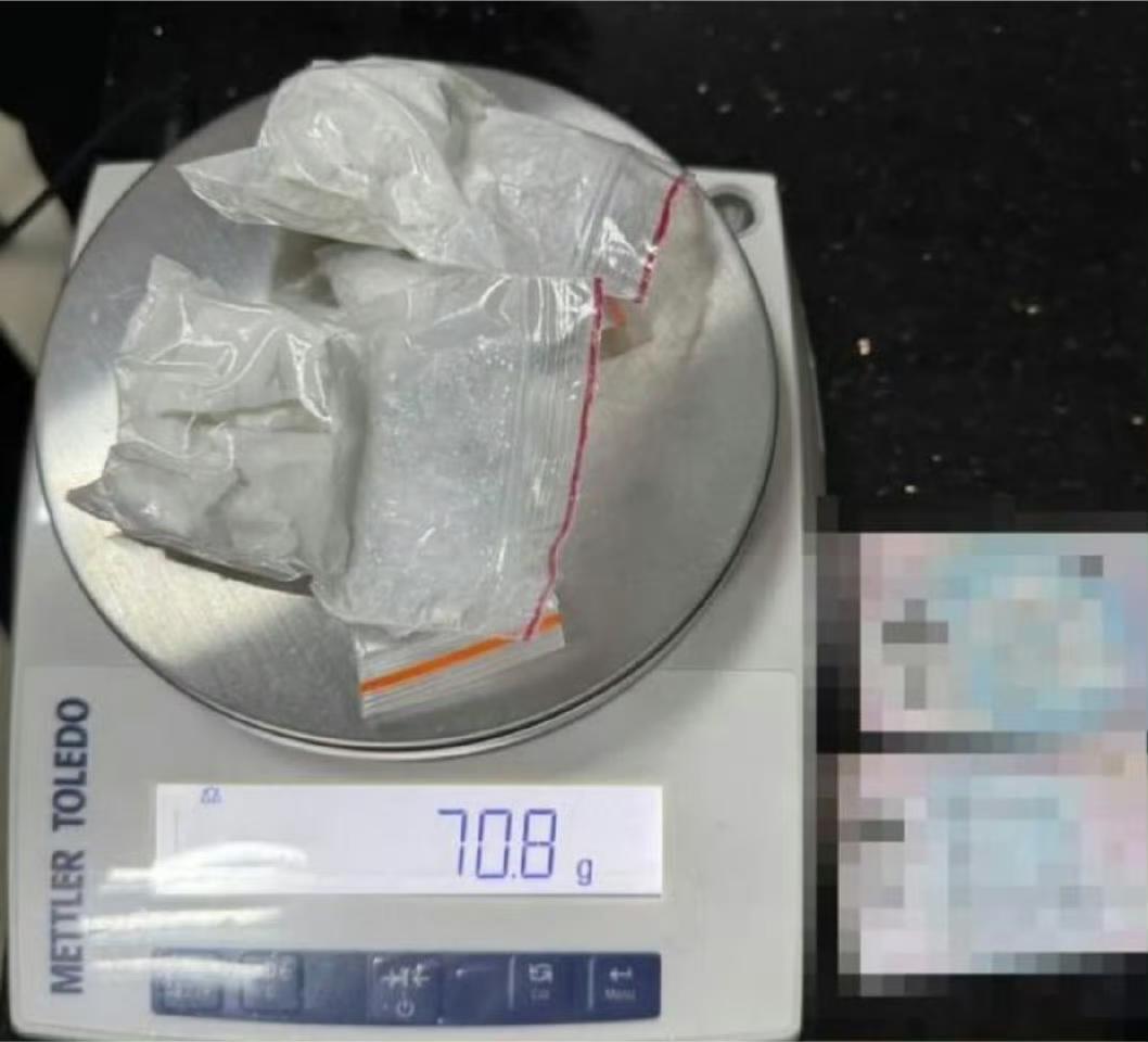 男子内裤藏70.8克毒品进境，海关凭一细节截获
 
近日，港珠澳大桥海关查获一起