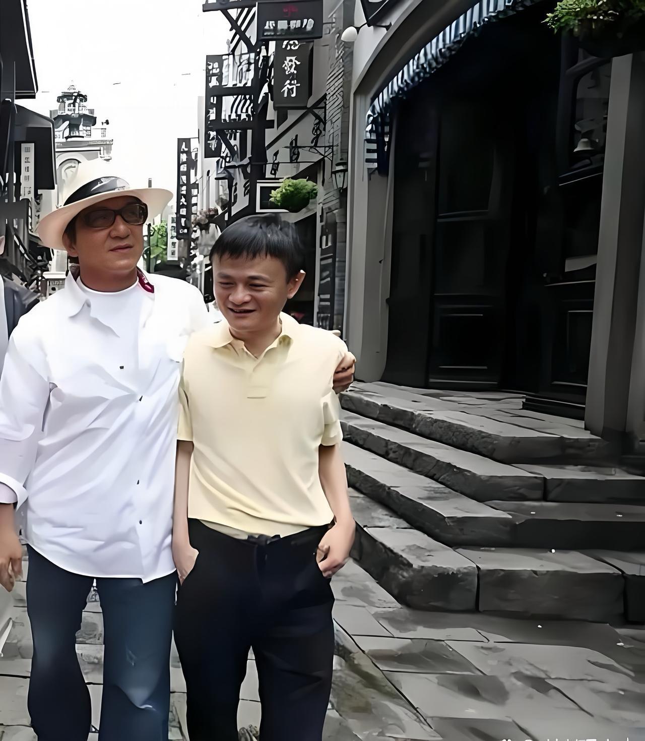 成龙与马云同框旧照，成龙大哥与人打交道方面没得说，让人感觉到热情与亲切感。

成