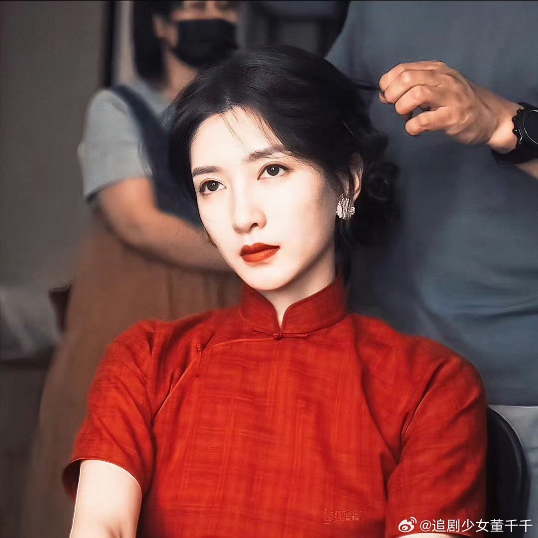 江疏影旗袍身材江疏影出场太飒了江疏影旗袍身材，顶级身材来的！好美 ​​​