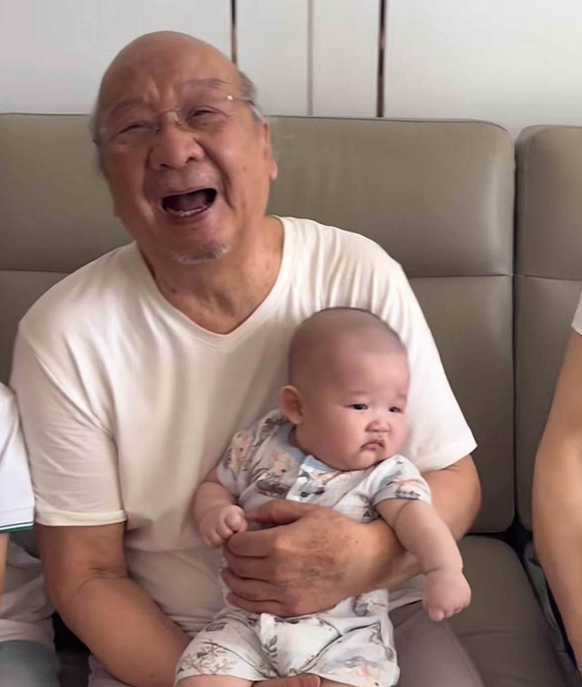 “韦一笑”刘长生三代同框庆父亲节。
这小孙子的模样和他简直是饼印，很多网友也忍不