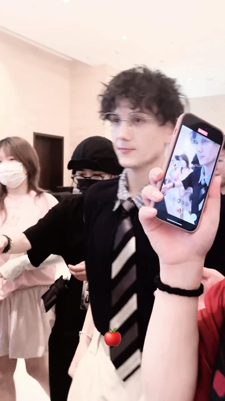 艾热被说唱好友怼到黑脸 mercy坐旁边估计后背直冒冷汗，明明没他啥事还得跟着一
