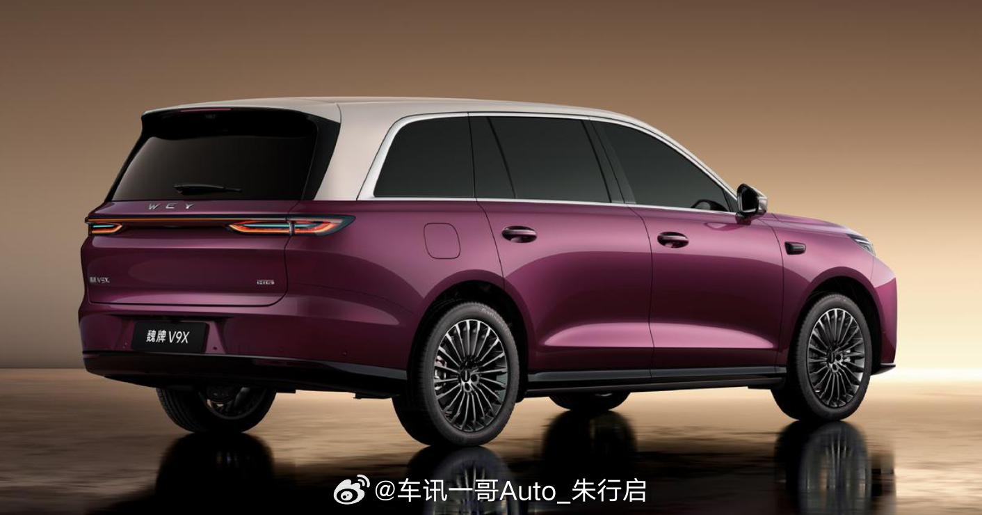 魏牌V9X的内饰官图曝光，新车采用橙红色/灰色的双拼配色设计，整体风格为带有菱形