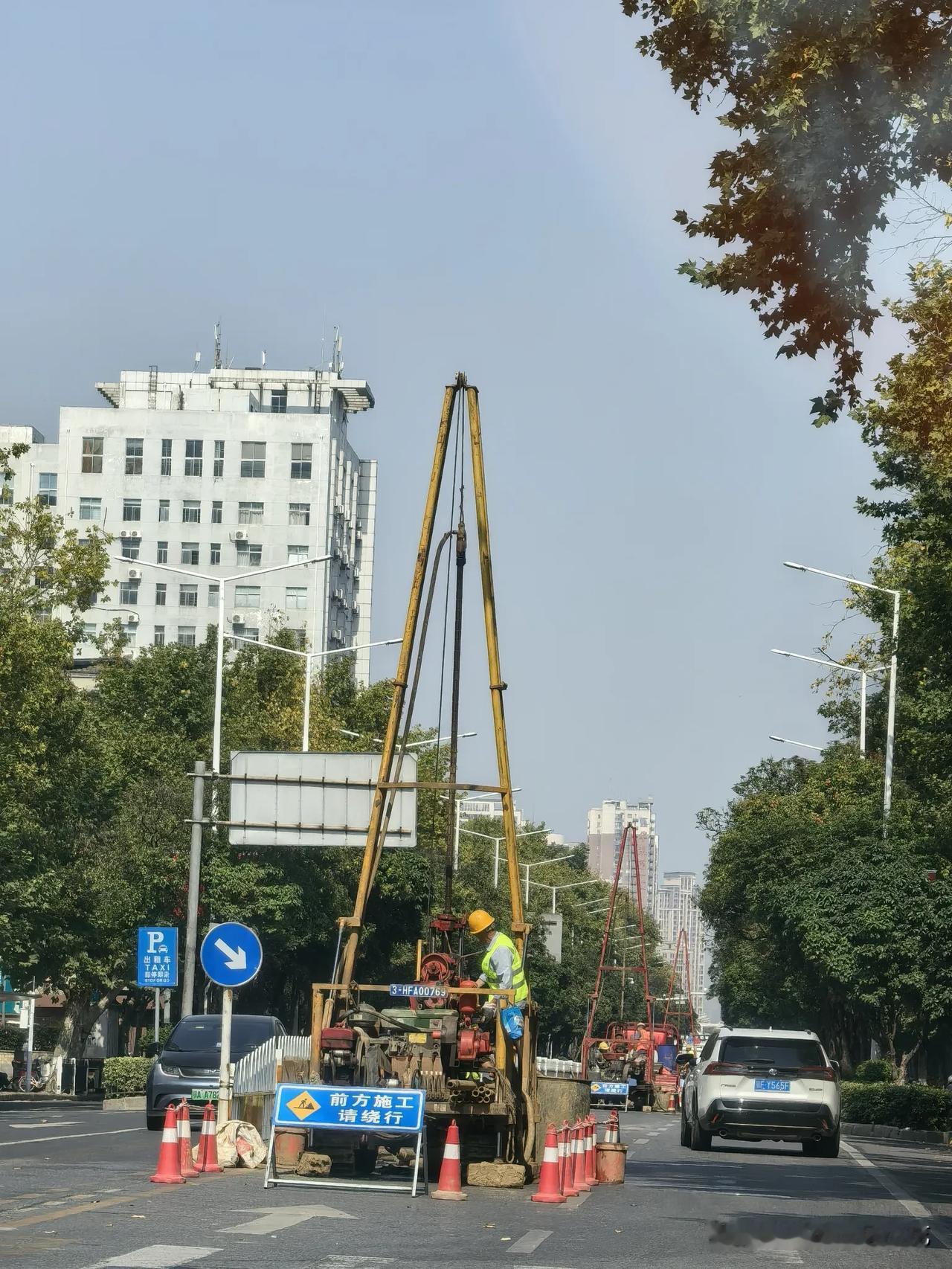 最近几天前进路上很多这种工程车，还有师傅们在动工，有没有人知道是在干什么？