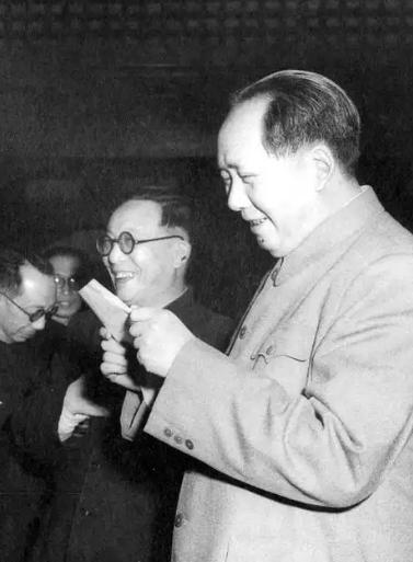 1975年，两岸之间有过一次秘密接触，蒋介石托人传话邀请毛主席去台湾商谈统一，大