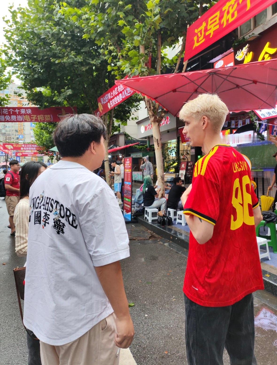 俩老外武汉过早看球赛用中文争太有意思了，街边过早偶遇外国球迷，用一口地道中文讨论
