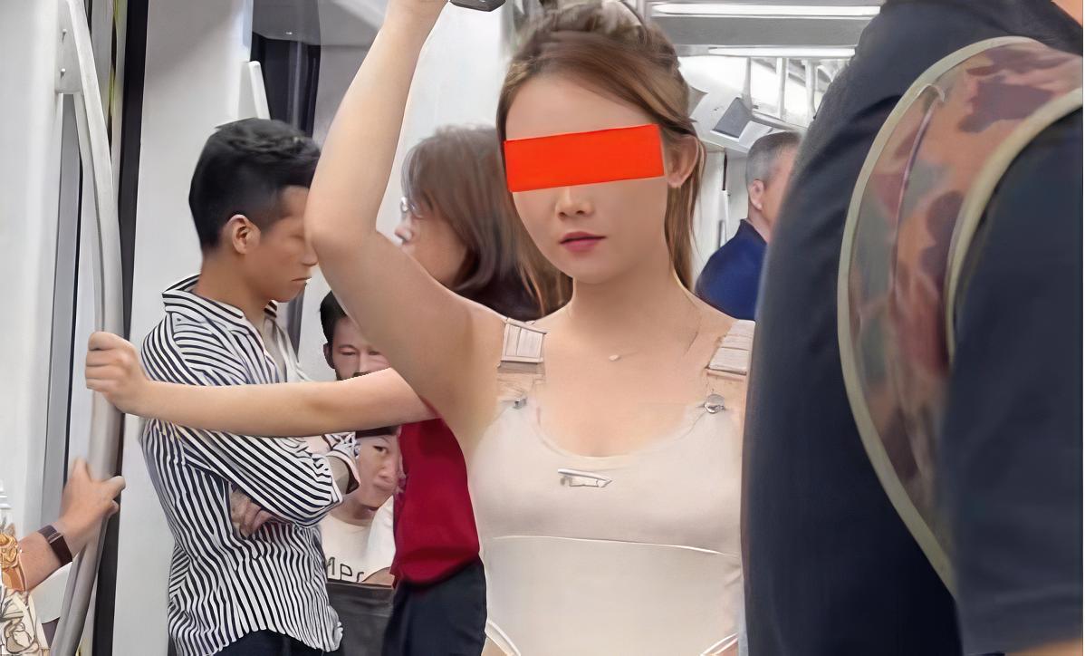 浙江美女因在地铁穿衣太紧，身材线条清晰可见，而旁人目光闪避
浙江地铁上出现了一位