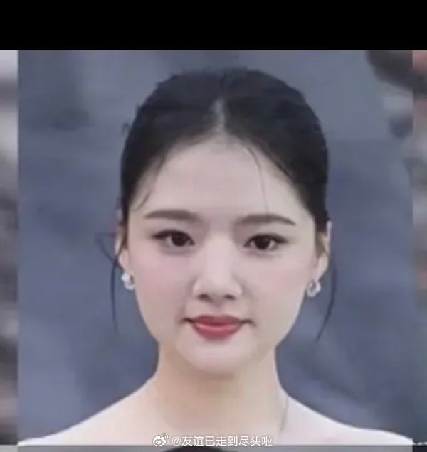 任敏不该盘发的，显得脸好大好肿，工作室精修和红毯生图完全是两模两样。。。 