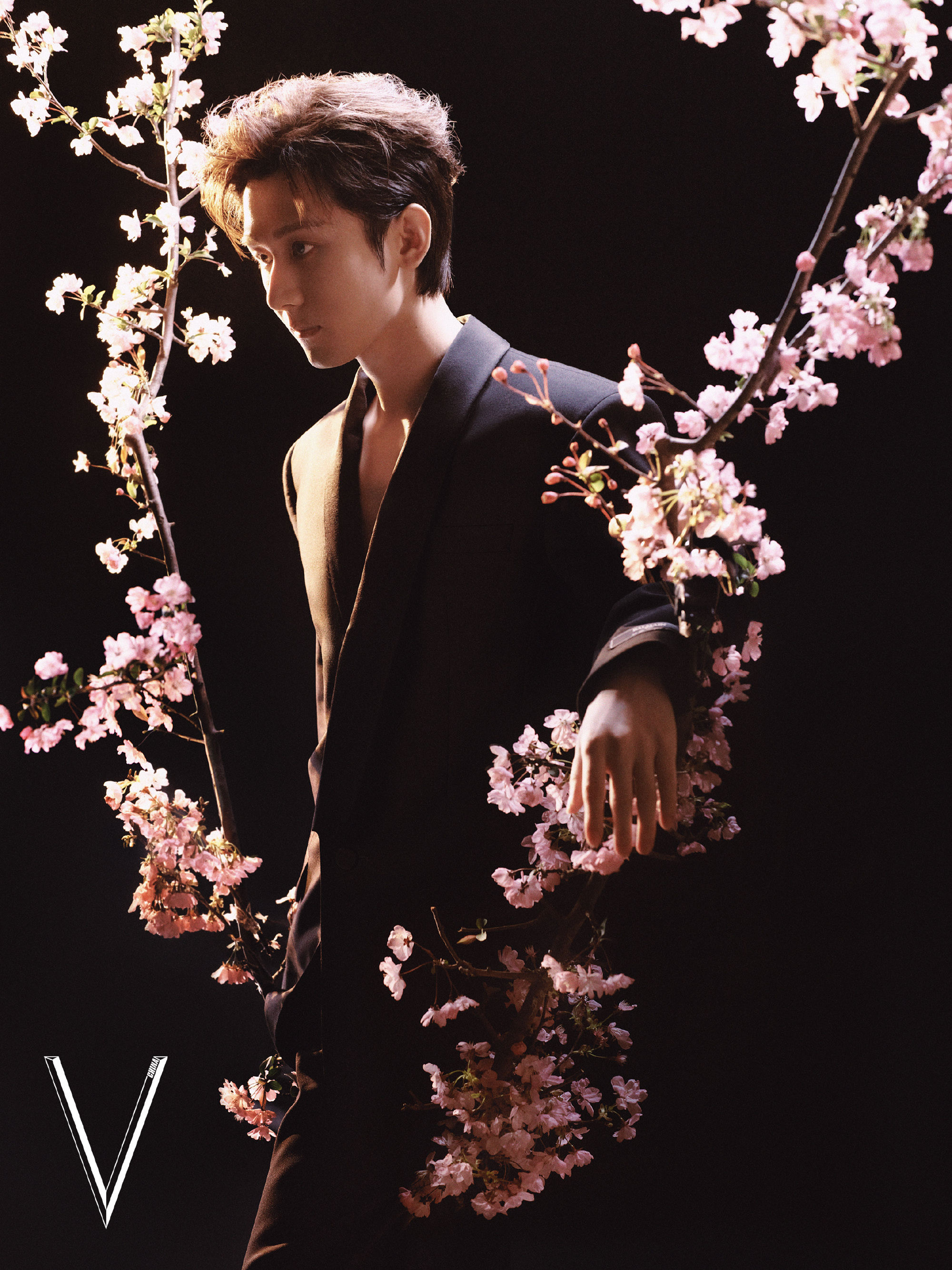 冷暖光影相融，双面风骨自成章。温柔与冷冽共生，松弛且笃定，镜头之下，每一面皆是无