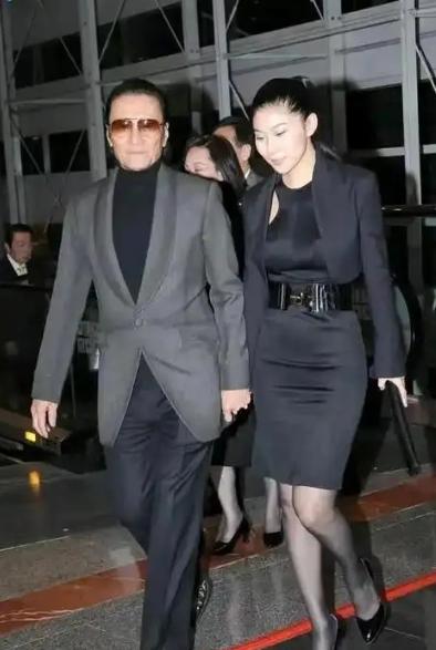 1985年，谢贤欠下了1600万赌债，被逼债，走投无路，妻子狄波拉经谢贤同意后，