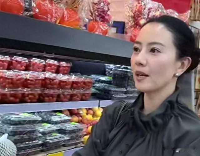 超市偶遇高圆圆！一身简约穿搭逛生鲜区，直言简单吃点泡面就够