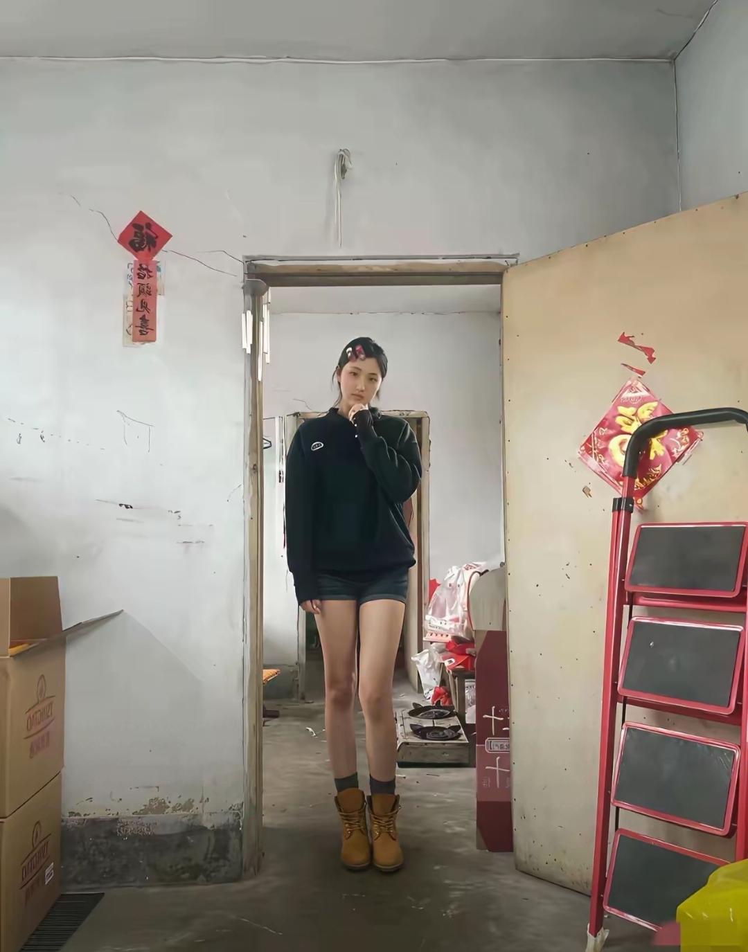 这位大长腿美女，衣着如此光鲜亮丽，跟这里的环境也不和谐呀。
​我觉得她肯定不会居