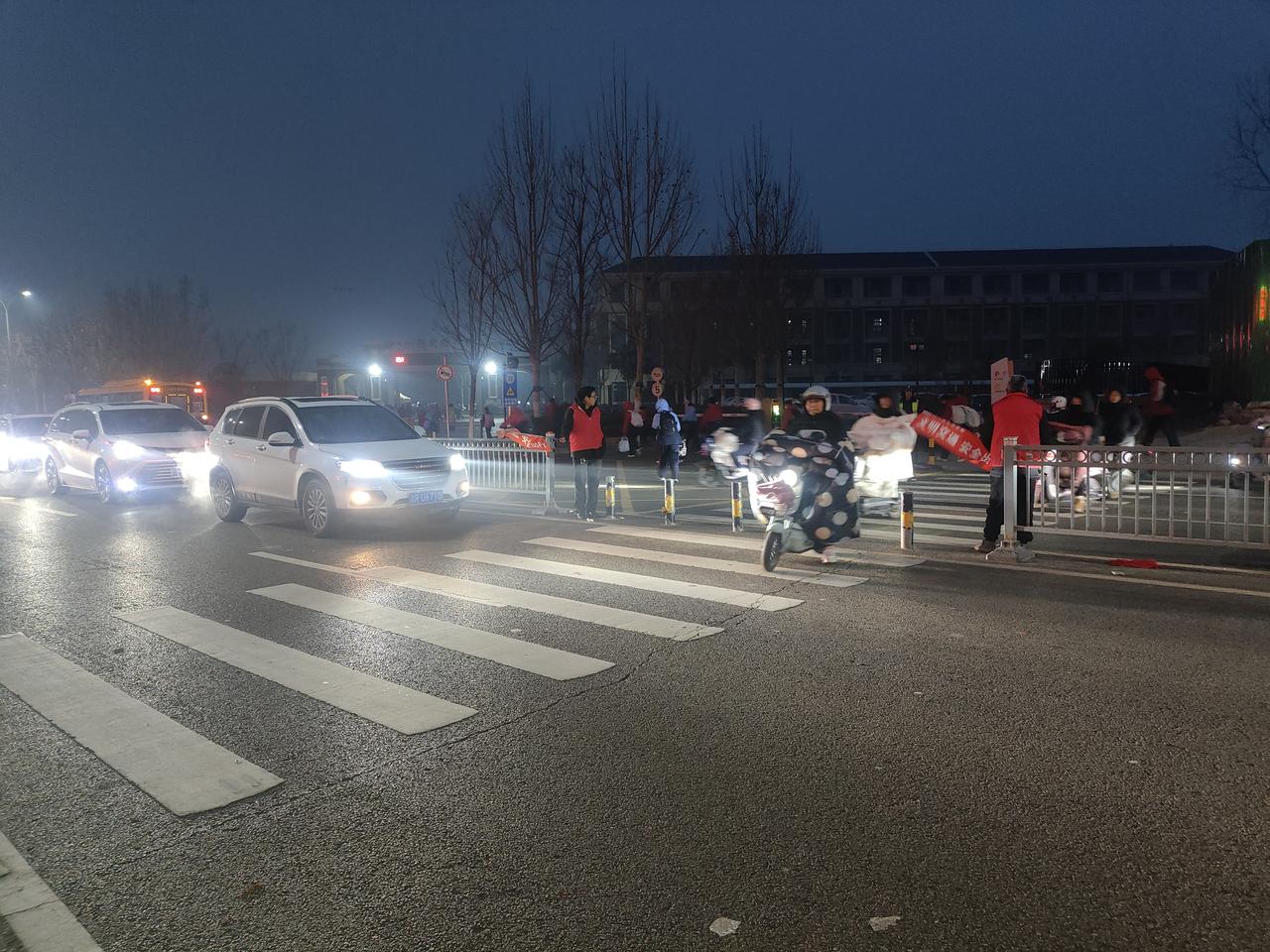 家长执勤护学岗还在继续，说明短时间内取消不了。
今天早晨，看到一所学校门口，家长