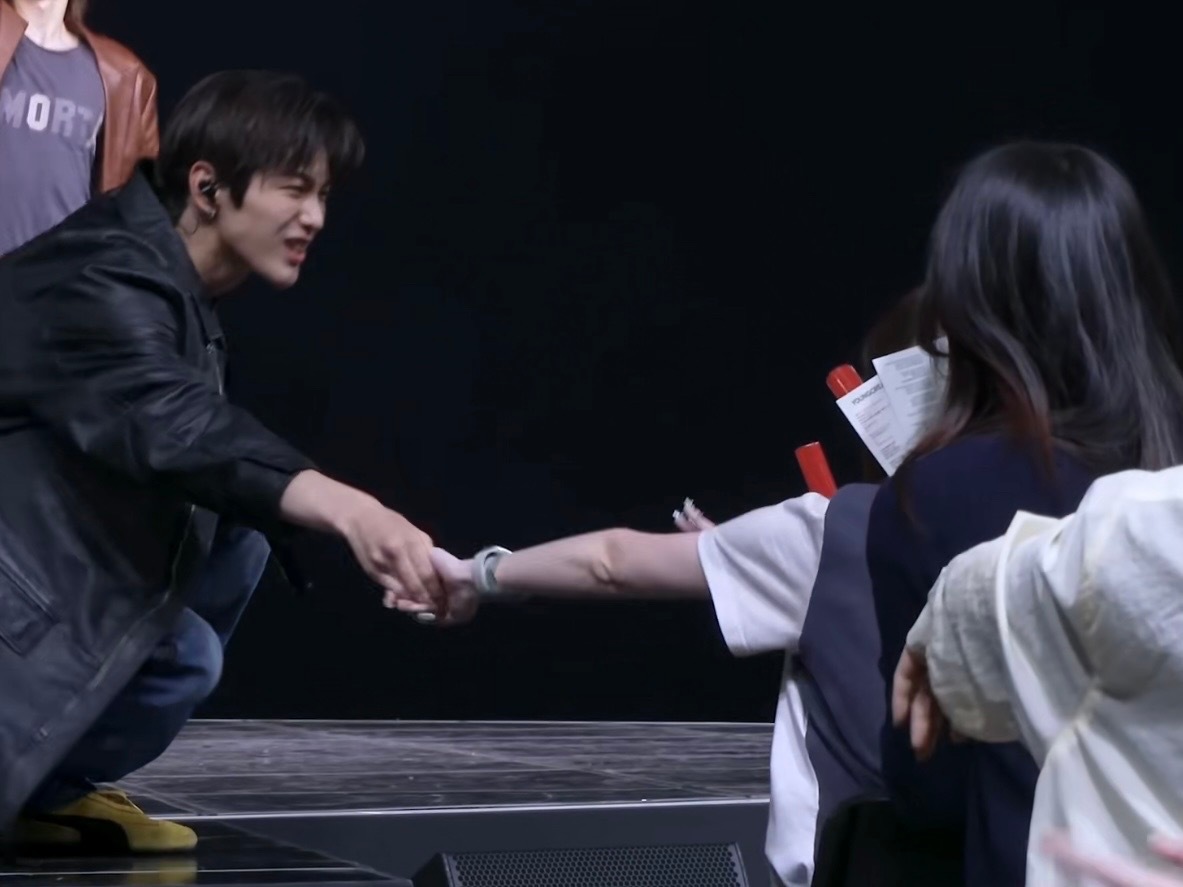 如何评价安乾镐和女粉丝单独手拉手对视 赵雨凡多次在女粉丝中间握手