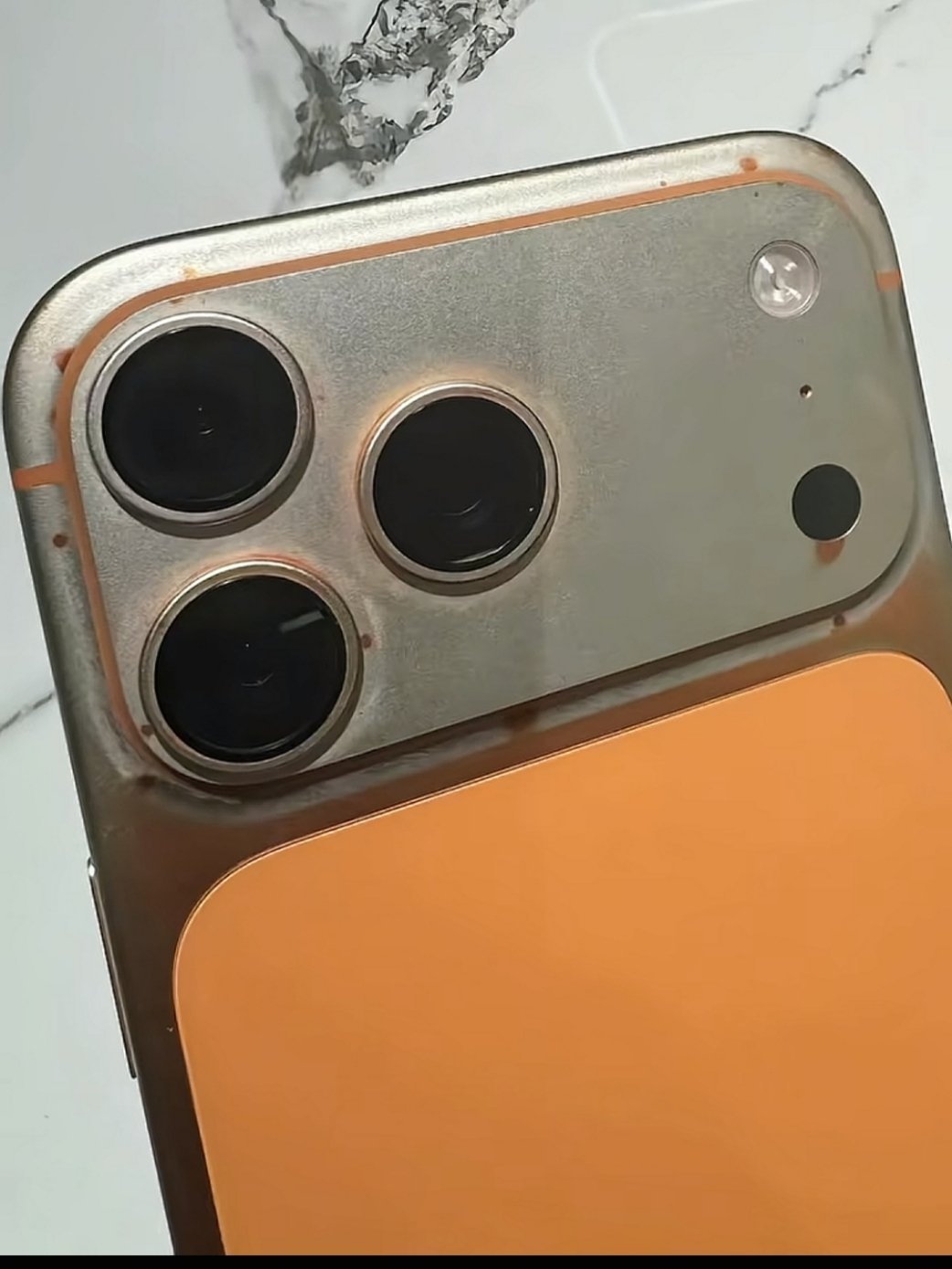 纯扯淡，用的硫酸擦掉我还信，用湿巾哪怕是酒精湿巾，也不至于擦成这样。肯定是用了什