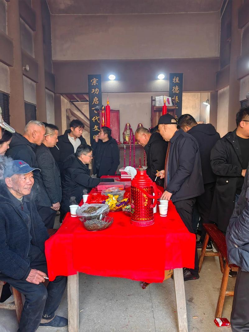 农村兴建祠堂、修族谱意义重大。    
       从血缘联结讲，它是维系亲情