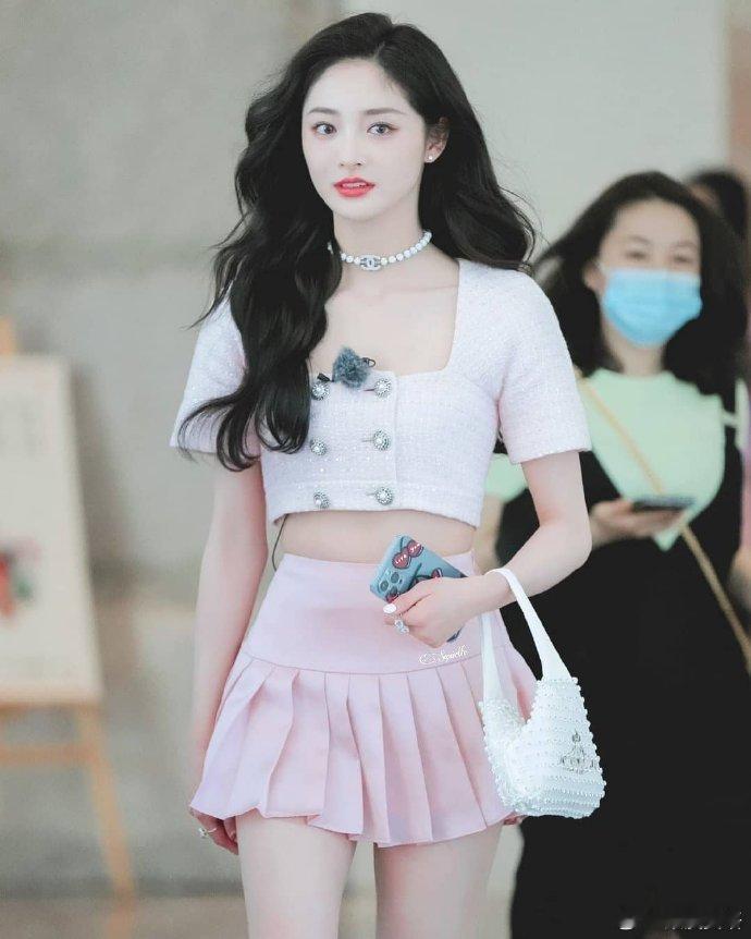 #周洁琼# 粉色上衣百褶裙，青春靓丽，妥妥的小仙女！ ​​​