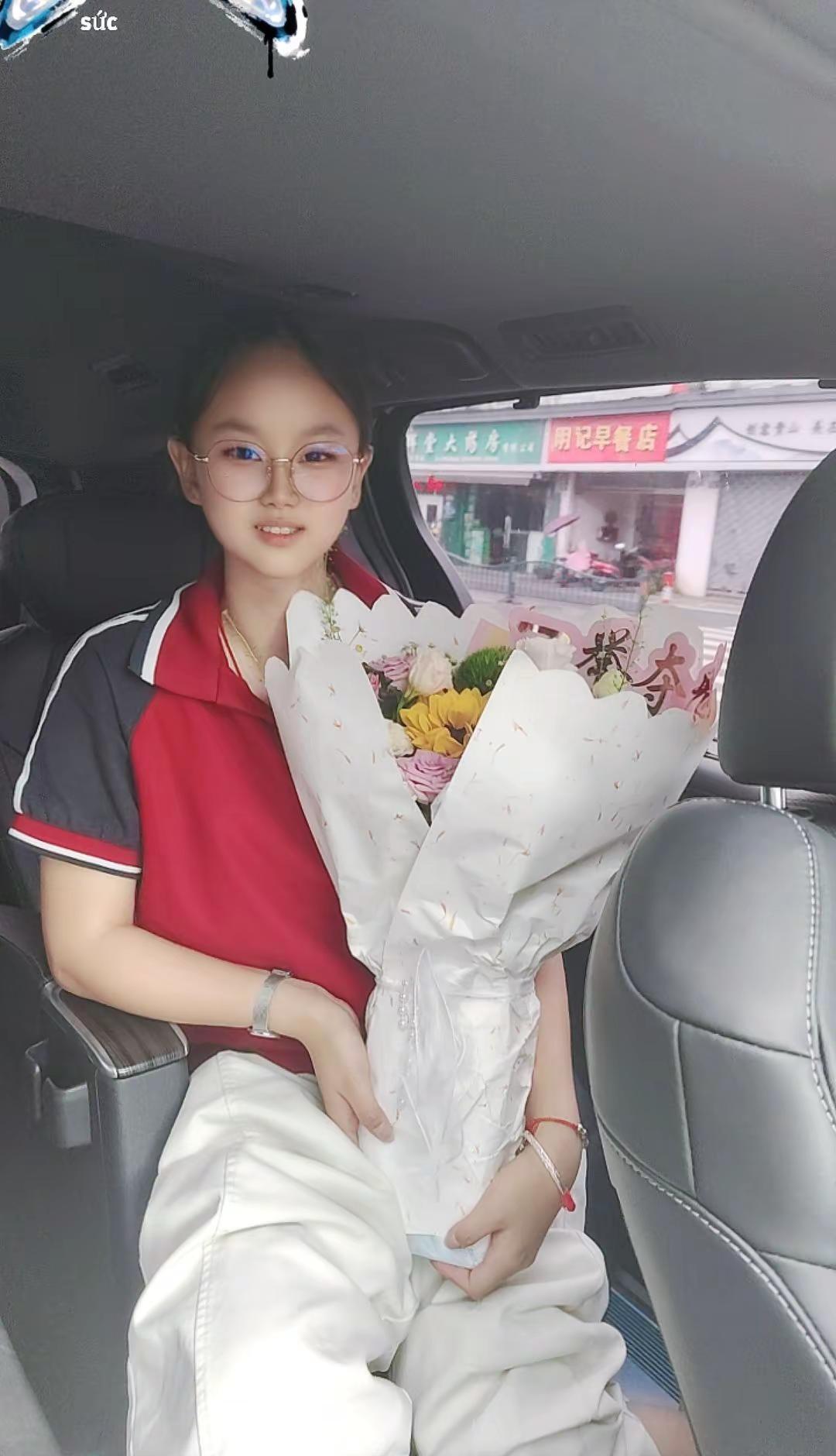 中考结束，带上鲜花接宝贝回家，仪式感必须要有，这一刻不问成绩，不问结果，你继续追