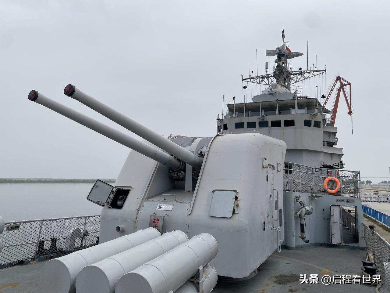 继续在辽宁丹东晃荡，去参观海军护卫舰丹东舰。
今天上午打车跑了十多公里，就为了亲