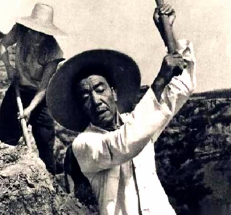 “他当了副总理，给自家捞过一分钱好处没？”
 
“他走了，连个灵棚都容不下吗？”