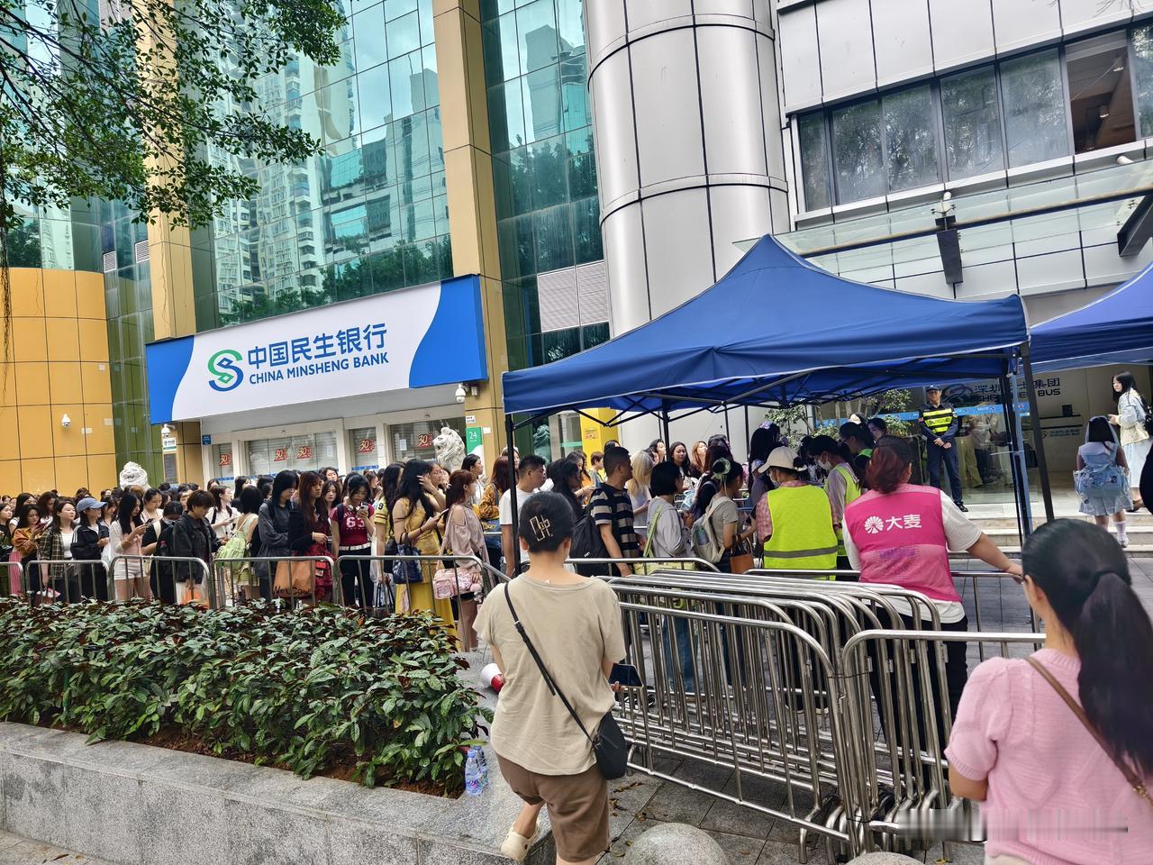 我滴个乖乖，这就是今天的深圳公交大厦，时代少年团的官方接驳车现场。说第一班车要1