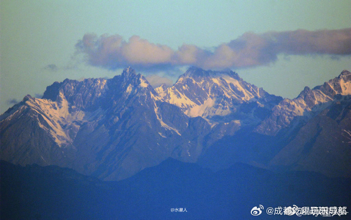 美炸了！一夜小雨过后，天空放晴，成都的蓝天白云，颜值爆表！还有不少网友还拍到了壮