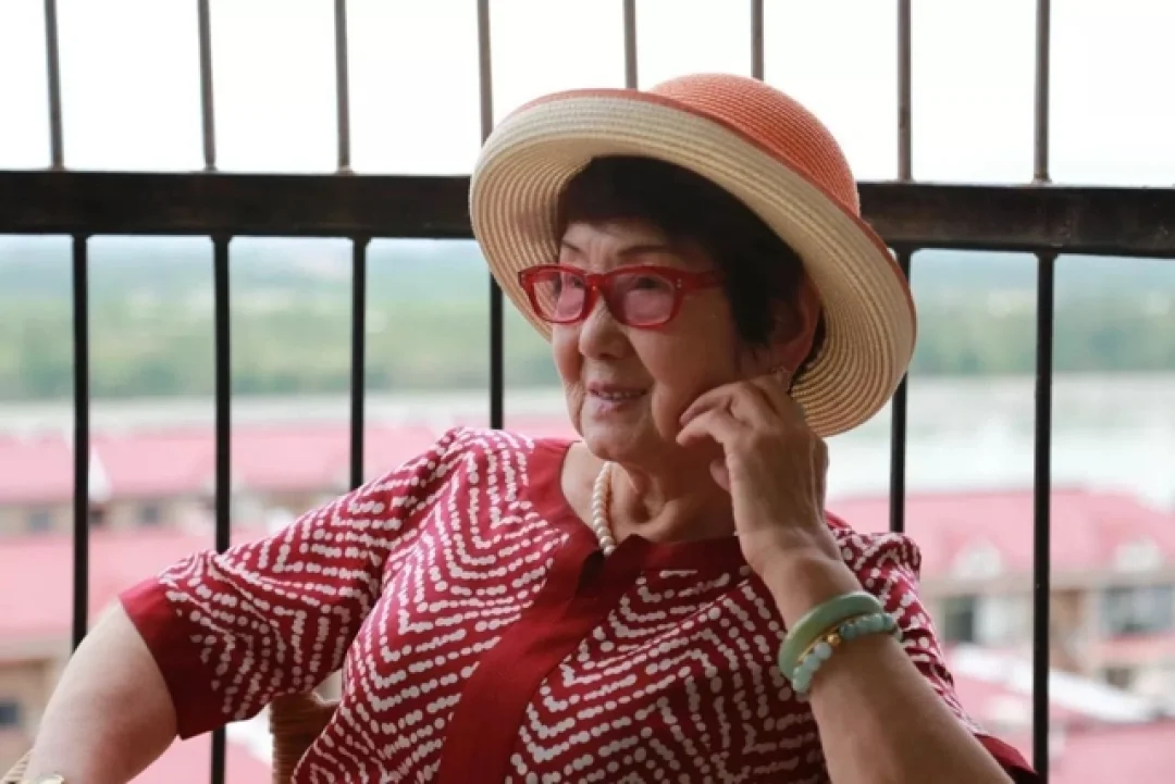 1986年，53岁的上海女富豪吴胜明，因走私被判死缓。入狱后，丈夫带着...