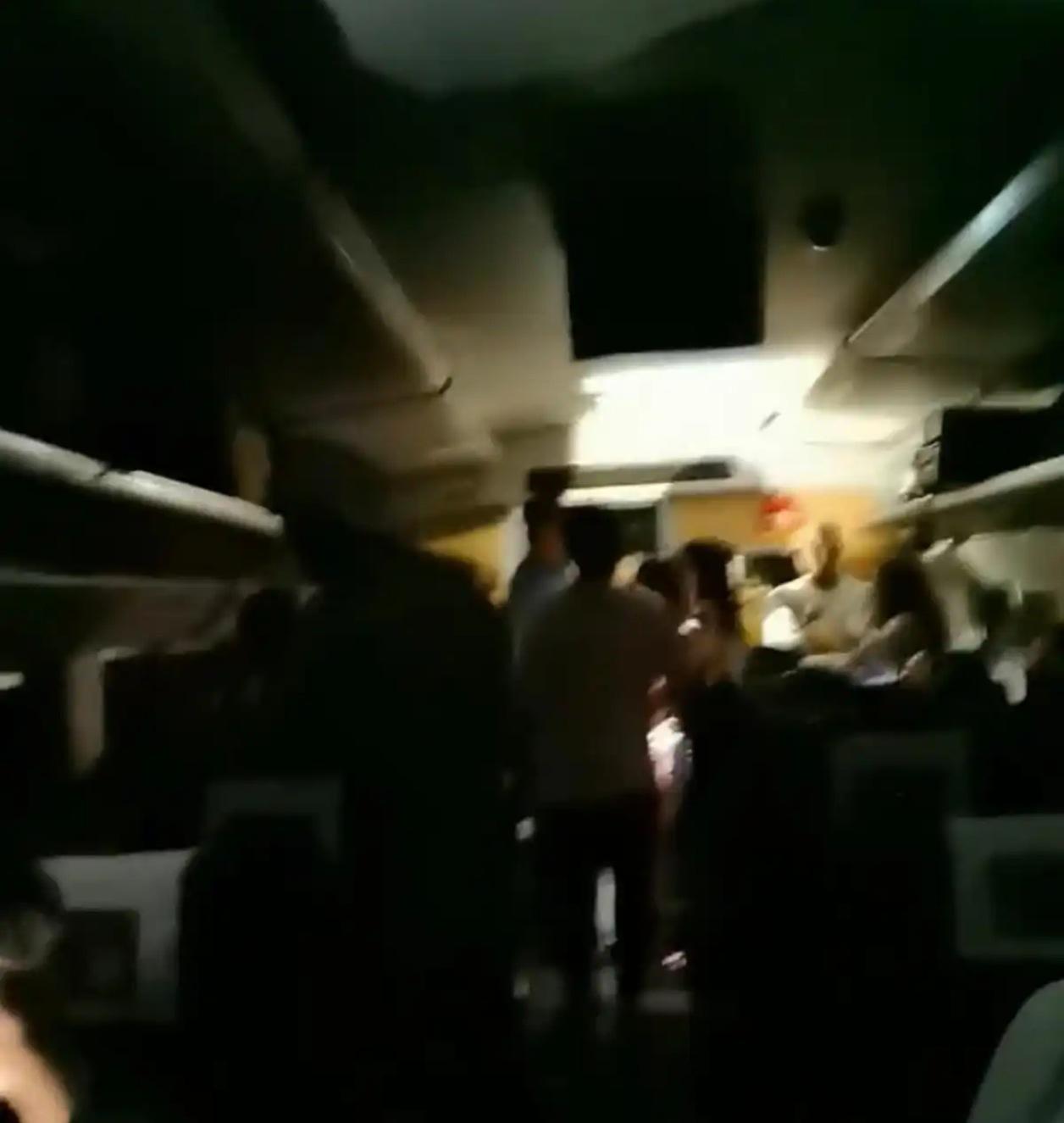 被困隧道4小时😱高铁全车断电 多人晕厥送医

🆘昨天在D3665次列车上经历