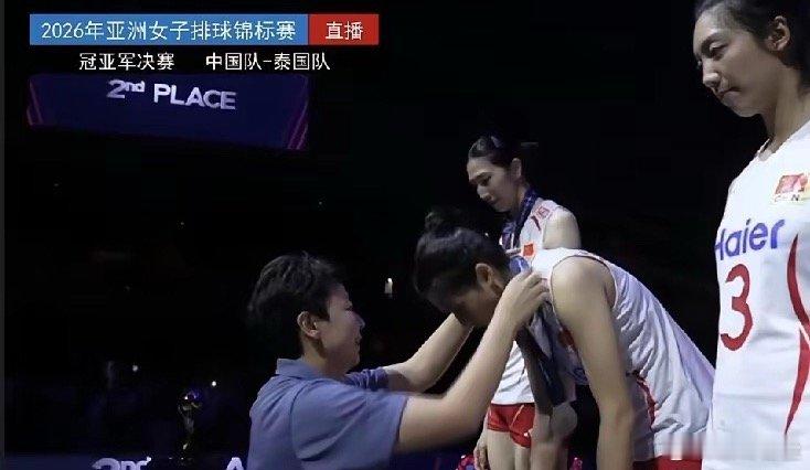 真是太尴尬了！亚锦赛中国女排2:3不敌泰国队，为中国女排颁发银牌的竟然是泰国队主