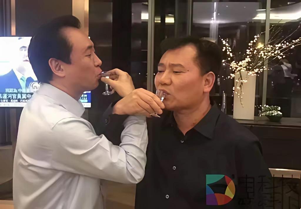 许家印和哪位大佬喝点交杯酒啊！