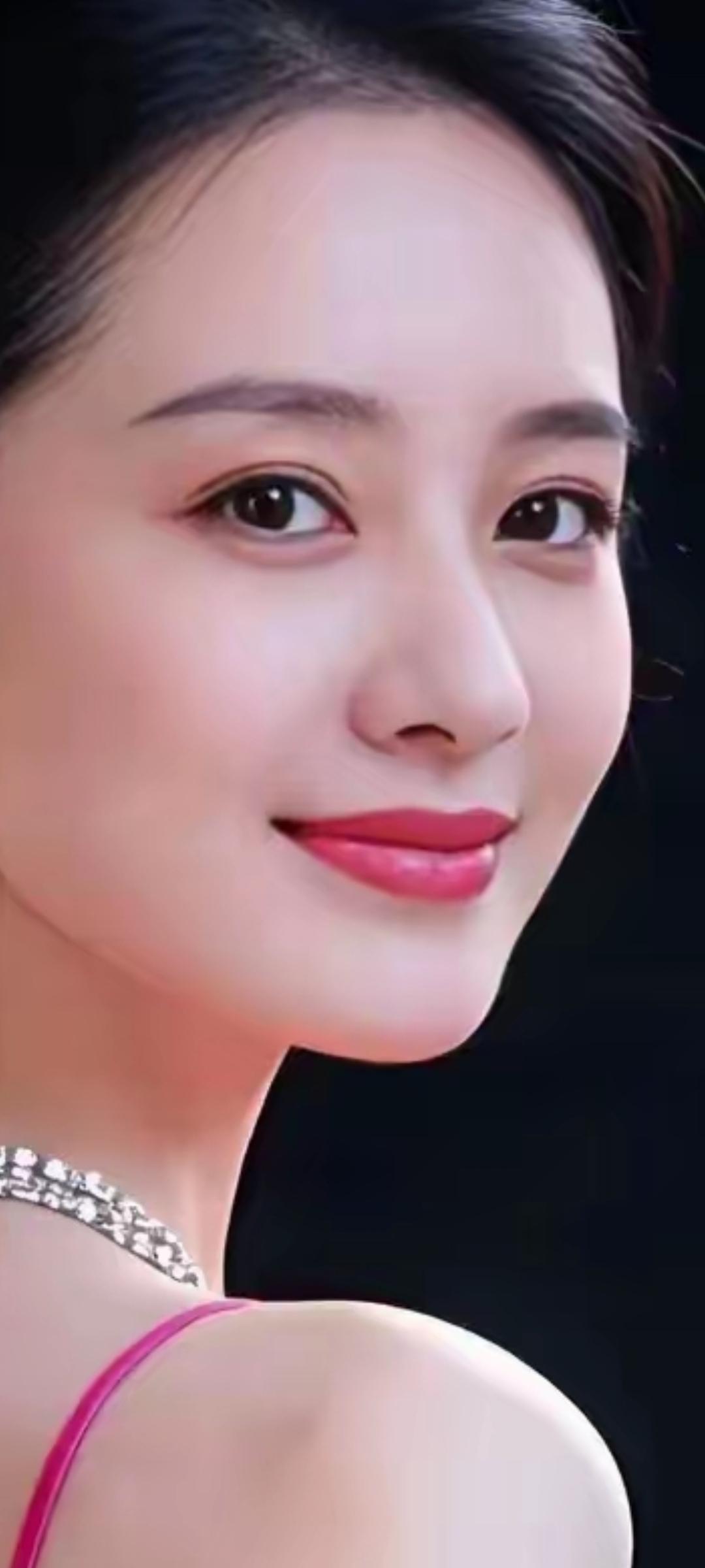优雅红唇，闪耀珠宝，气质女神