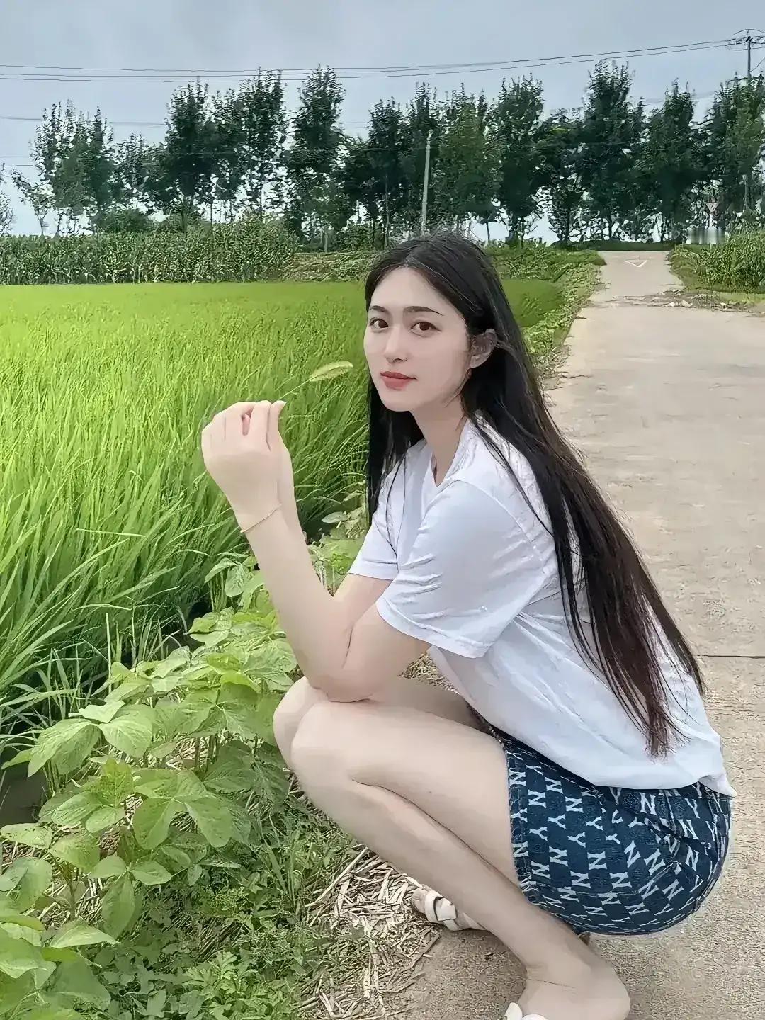 《找小工》
稻田地里除杂草，
干活小工不好找。
求助邻居王大哥，
白干分文都不要