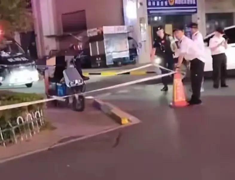 在城市的喧嚣中，外卖员总是匆忙穿梭，他们驾驶电动车，在高楼大厦之间飞快地奔波，为